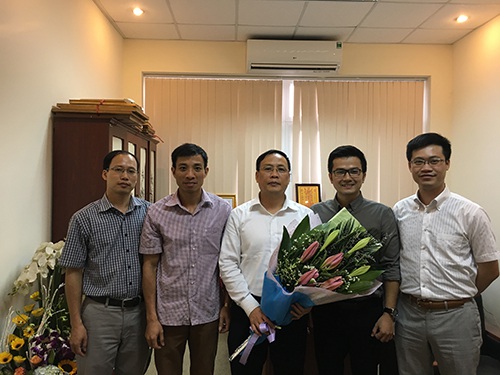 GS Nguyễn Đình Đức nhận bó hoa tươi thắm từ đồng nghiệp, học trò nhân ngày 20-11