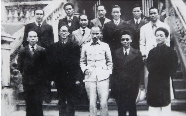 Chủ tịch Hồ Chí Minh và các nhân sỹ trí thức. (Ảnh tư liệu)