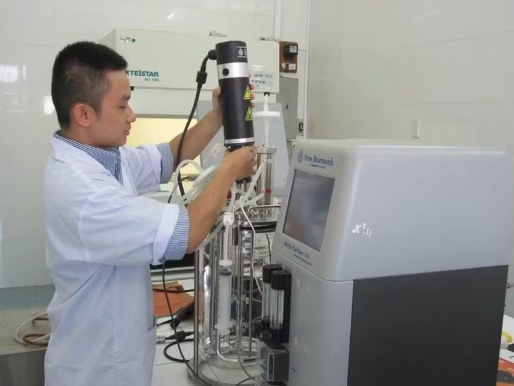 TS Trương Hải Bằng đang thực hiện nghiên cứu